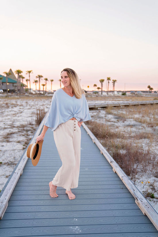 The hazel top fits loose and can be worn in a variety of ways. The loose fit and flowing sleeves look gorgeous with the Gulf’s seabreeze